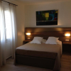 1 chambre 1 lit double + 2 lits single