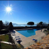 Chambres à l'étage avec terrasse, vue sur l'étang et piscine