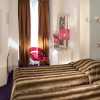 Chambre avec 2 lits jumeaux et un lit supplémentaire