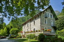 camping-koawa-le-chateau-de-rochetaillee le-bourg-d-oisans