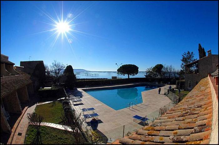 Chambres à l'étage avec terrasse, vue sur l'étang et piscine