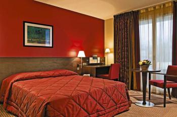 Chambre 2 personnes à partir de ( prix par personne en demi-pension à la nuitée) Chambre 2 personnes à partir de ( prix par personne en demi-pension à la nuitée)