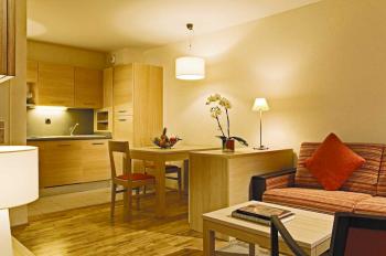 Appartement 2 pièces 4 personnes à partir de ( prix à la nuitée) Appartement 2 pièces 4 personnes à partir de ( prix à la nuitée)