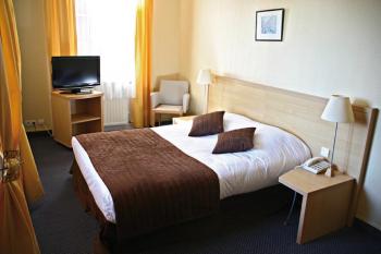 Chambre double à partir de (prix par personne et demi-pension à la semaine) Chambre double à partir de (prix par personne et demi-pension à la semaine)