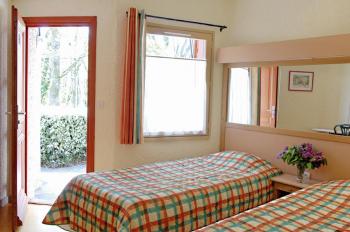Chambre double à partir de (prix par personne et demi-pension à la semaine) Chambre double à partir de (prix par personne et demi-pension à la semaine)