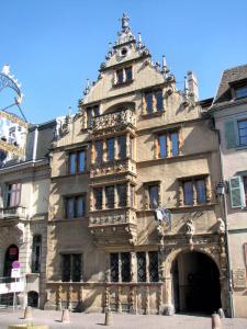 la-maison-des-tetes-bel-edifice-de-la-renaissance-allemande