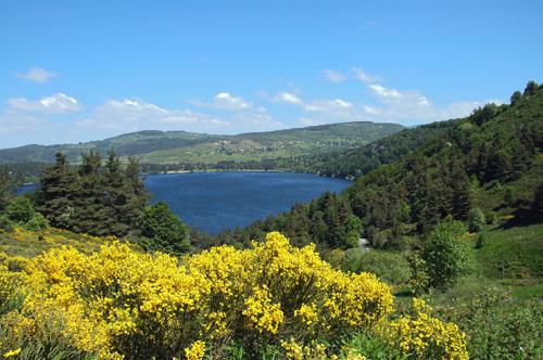 le-lac-d-issarles-la-montagne-ardechoise