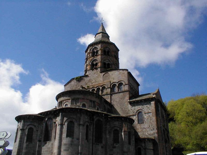 visite-de-la-basilique-romane-d-orcival