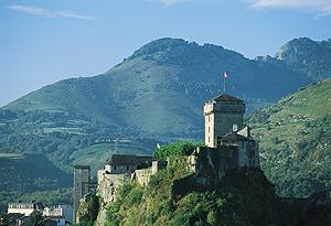 le-vieux-lourdes-et-le-chateau