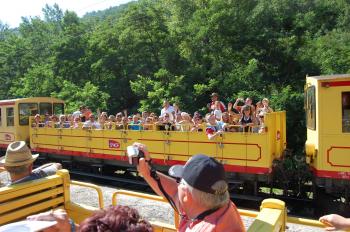 un-tour-en-train-jaune