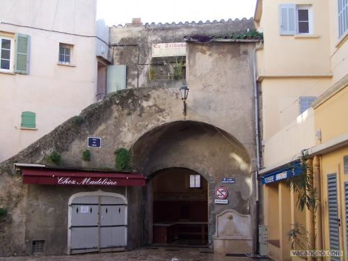 la-place-aux-herbes-la-tour-guillaume