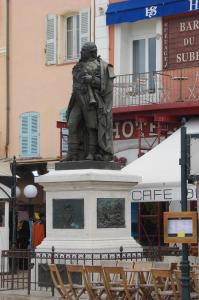 la-citadelle-statue-pierre-andre