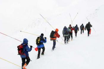 escalade-sur-cascade-de-glace-avec-guide